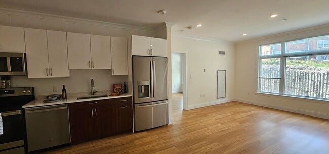 Building Photo - Chestnut Hill Luxury 1-Bed 1-Bath Apartment