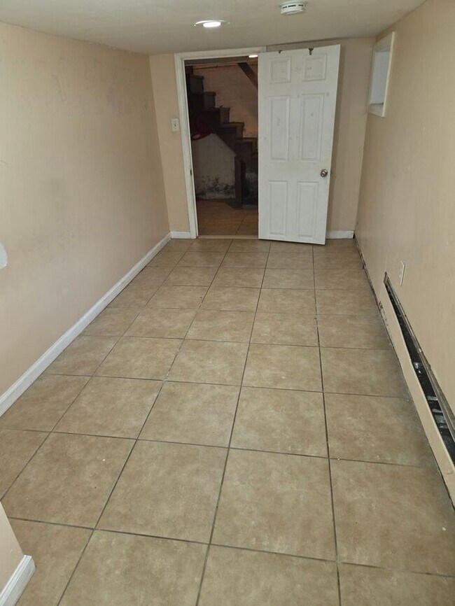 Building Photo - 24 Valley St