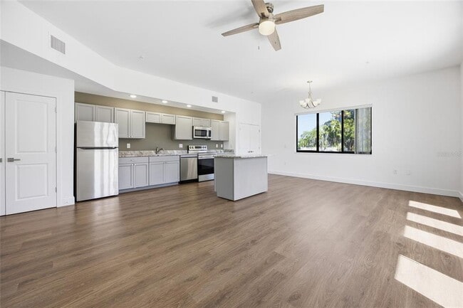 Building Photo - 100 N Dewey St