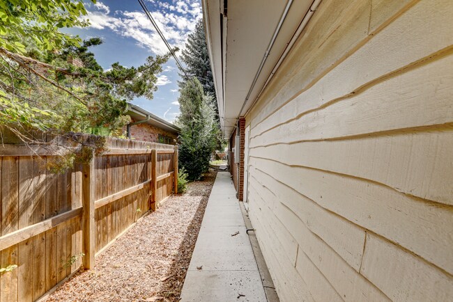 Building Photo - Spacious & Modern Home in Crestmoor Park!