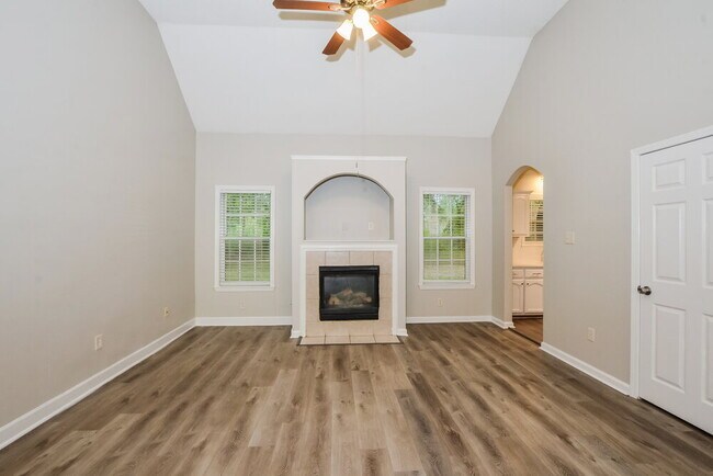 Building Photo - 6164 Kingsview Dr