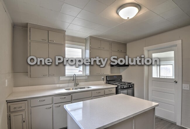 Building Photo - 810 Plain St