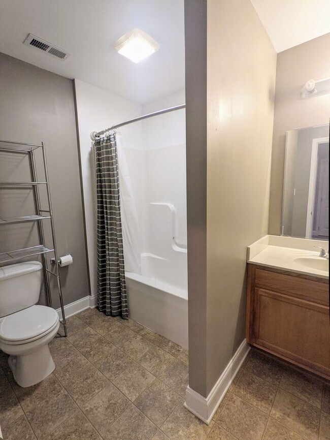 Building Photo - Windswept Condo! Great Asheville Location