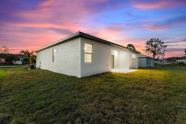 Building Photo - Deposit-Free! Modern, energy efficient hom...