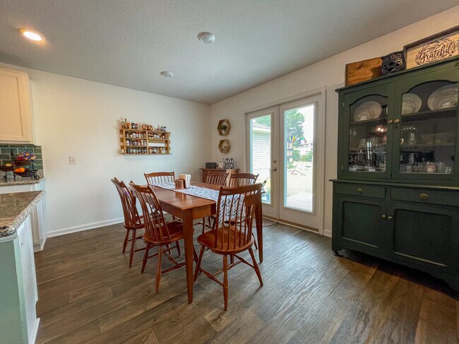 Building Photo - 5695 Guinevere Ln