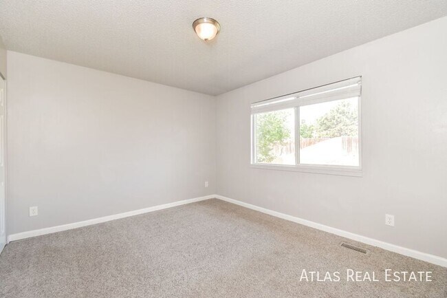 Building Photo - 4340 College View Dr