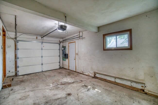 Building Photo - 204 Jerome St