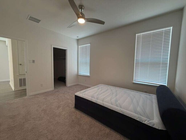 Building Photo - Move-In Ready 3 Bedroom + Flex Room in Prime 78245 Location