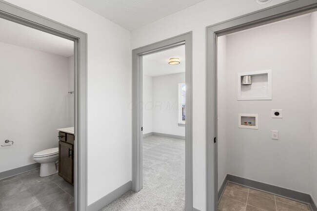 Building Photo - 858 E Starr Ave