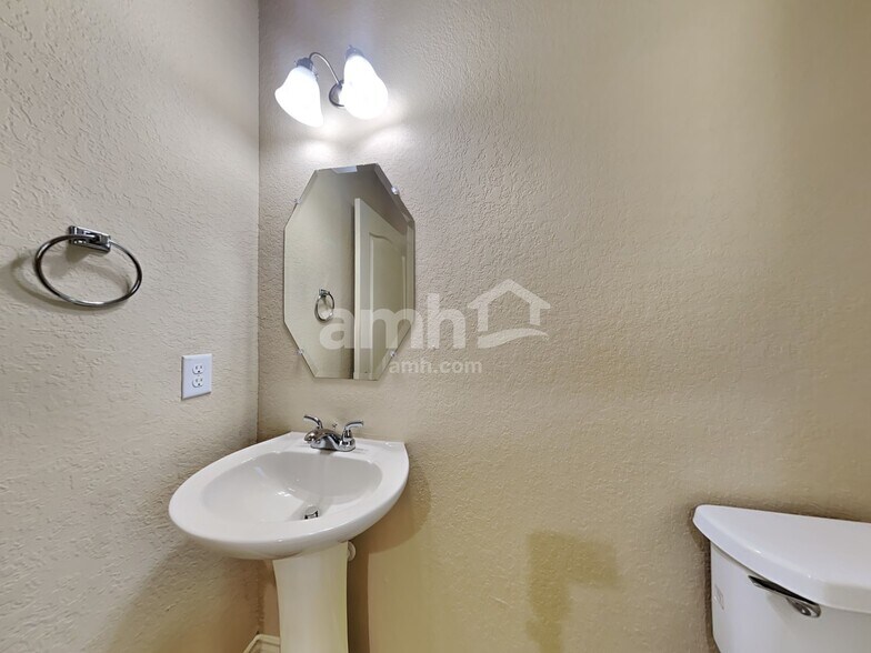Building Photo - 10450 Rosewood Creek