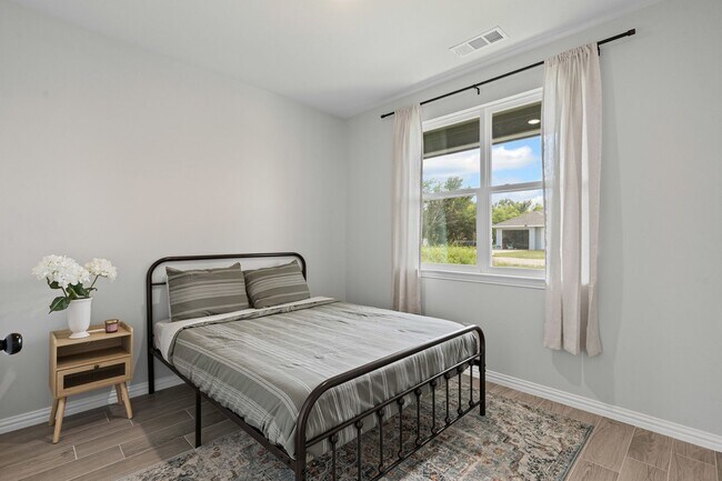 Building Photo - Grand in Granbury!
