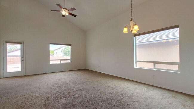 Building Photo - 2105 Margarita Dr SE