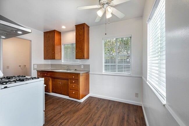 Building Photo - Mayflower Ave