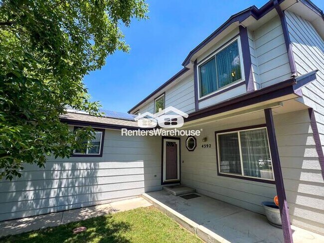 Building Photo - Available now! Stunning 4 Bed, 4 Bath Corner Lot in a Fantastic Area