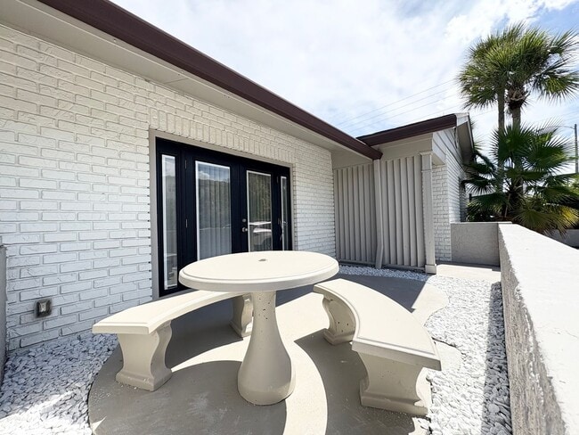 Building Photo - Audubon Park 2/2 Corner Unit Villa with La...