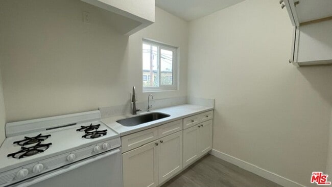 Building Photo - 836 S Catalina St