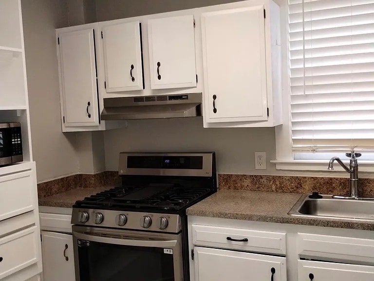 Kitchen with private entrance to backyard - view 2 - 816 Westover Ave
