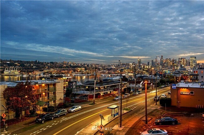 Building Photo - Modern Townhouse with Rooftop Deck & Skyli...