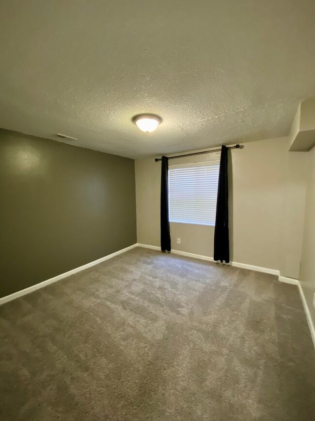 Building Photo - Beautifully Maintained Central 4 Bedroom. ...