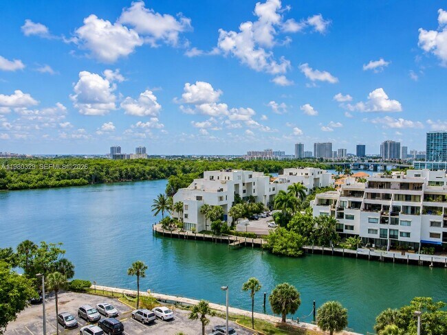 Building Photo - 400 Kings Point Dr