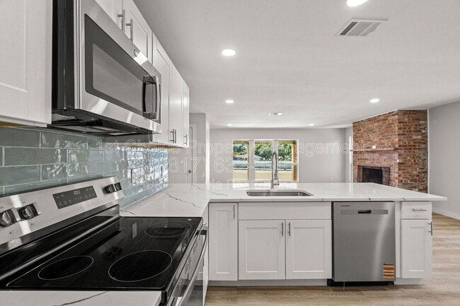 Building Photo - 4304 SW Loop 820