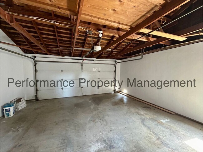 Building Photo - Cozy 3 Bed/2 Bath SW Bakersfield Home w/ Pool & $0 Deposit Option