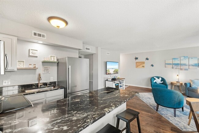 Building Photo - 1500 Cenith Dr