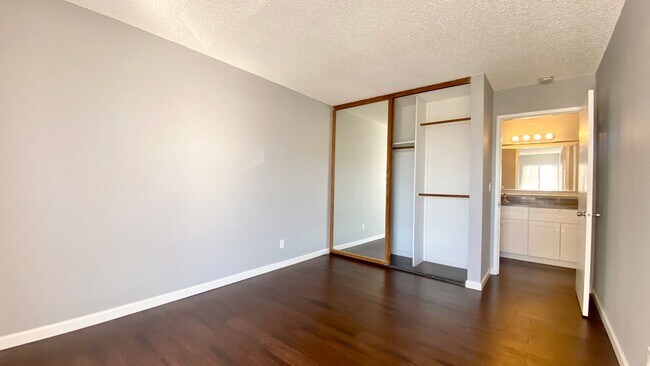 Building Photo - Breathtaking Views of SF & Bay Bridge from this Top Floor unit