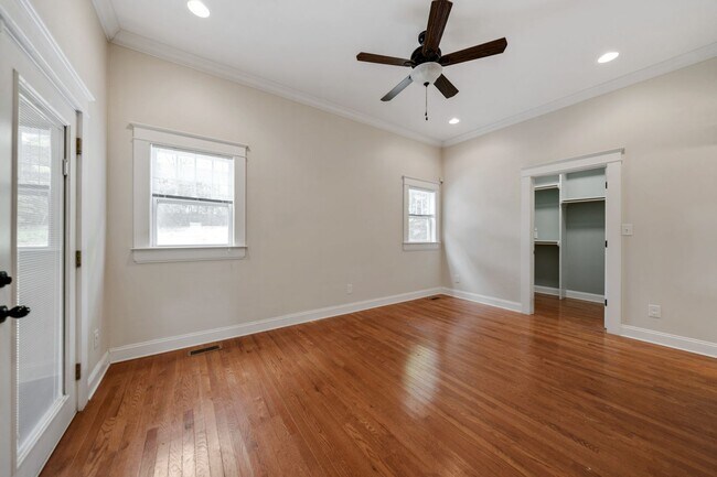 Building Photo - Beautiful 3Bed/2Bath home with Unique Features and Fenced Backyard!