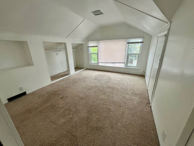 Building Photo - Completely Renovated Three Bedroom Apartment