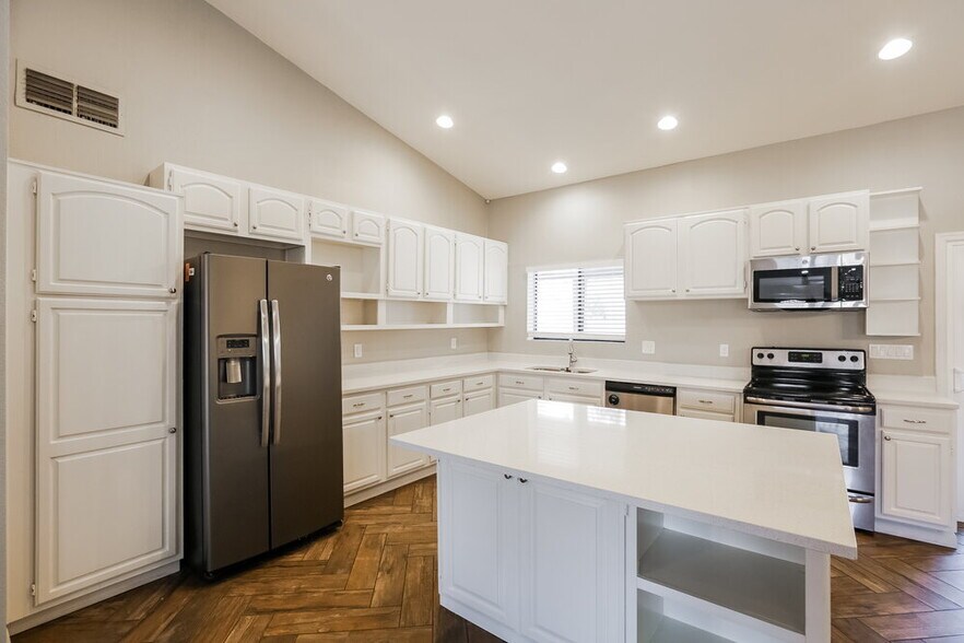 Building Photo - 1214 E Greenway Cir