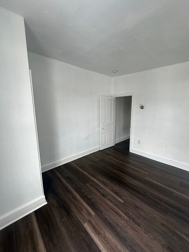 Building Photo - 927 W Poplar St