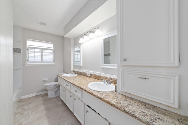 Building Photo - 25602 Oakhurst Dr