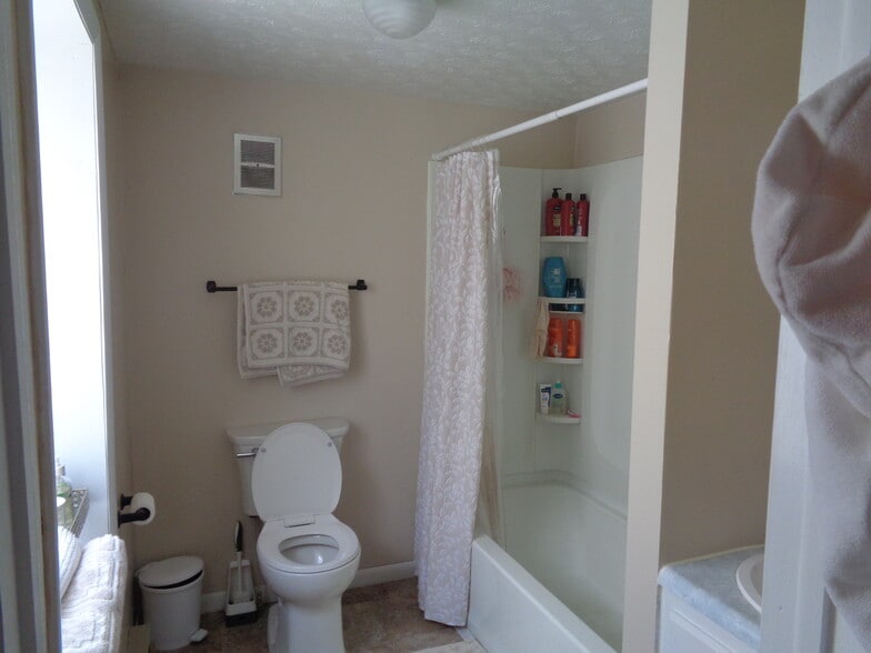 Full Bath Master Bedroom - 536 N Centre St