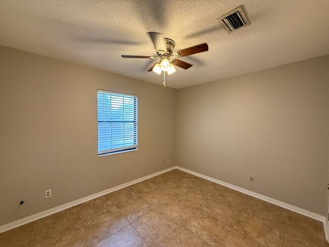 Building Photo - Well maintained 3 bedroom 2 bath home avai...