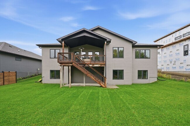 Building Photo - Awesome 4 Bedroom LIKE NEW!