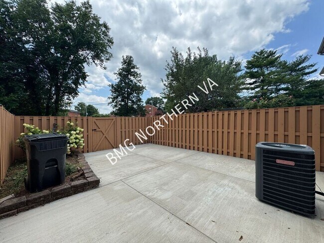 Building Photo - 8763 Bretton Woods Dr