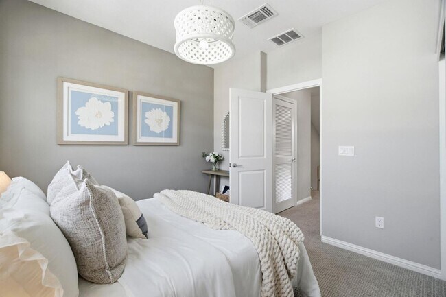 Building Photo - 394 Circuit Wy