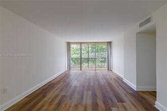 Building Photo - 8870 Fontainebleau Blvd