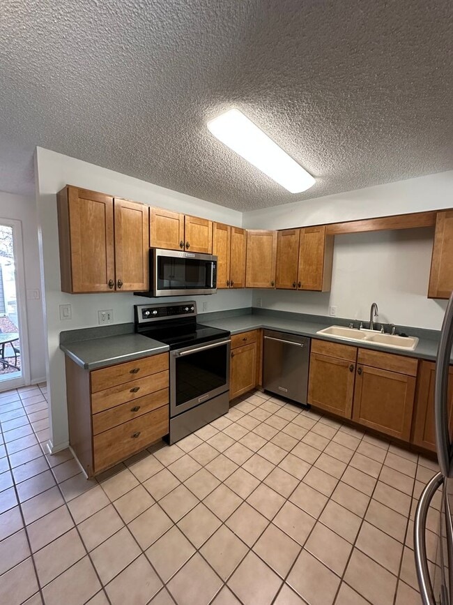 Building Photo - 2 Bedroom, 2 1/2 Bathroom Townhome located near hospitals and colleges!
