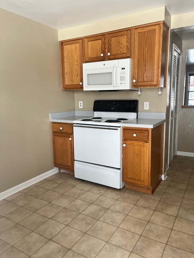 Building Photo - Quaint 2 Bedroom Duplex in the Highlands!!!