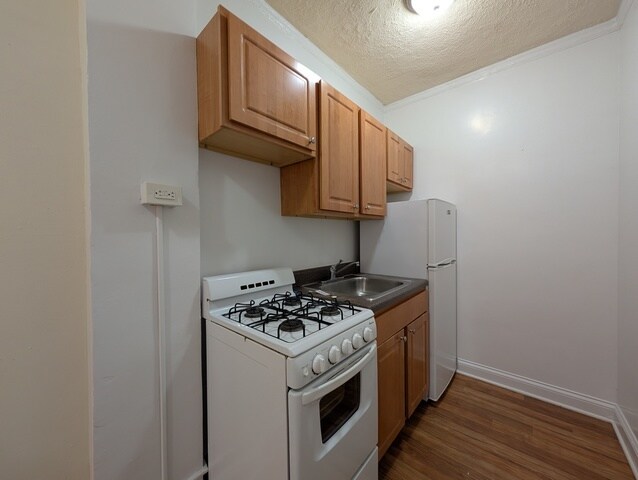 Building Photo - 5425 N Kenmore Ave