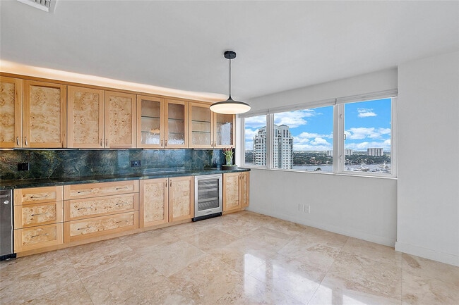 Building Photo - 3000 Holiday Dr