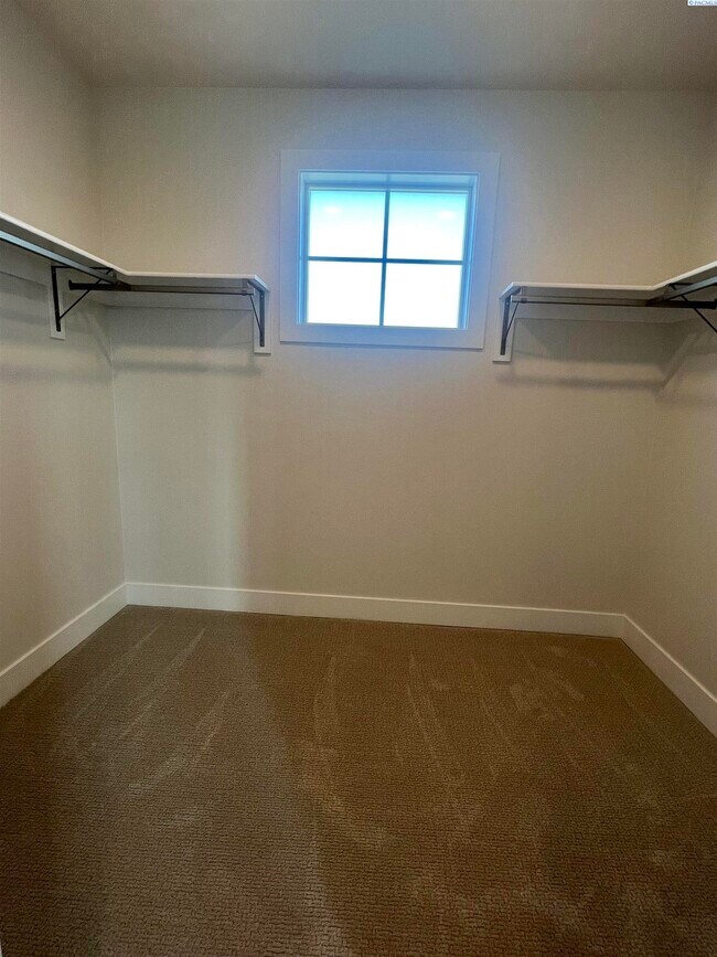 Building Photo - FOR RENT, newer modern home