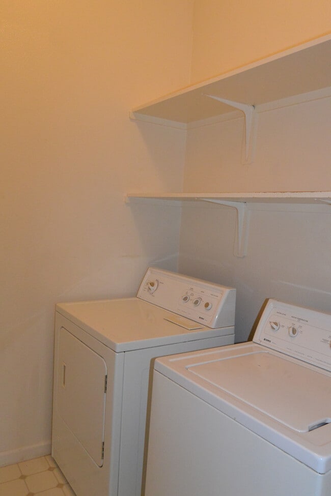 Building Photo - 3 bedroom 2 bathroom in the El Diamante sc...
