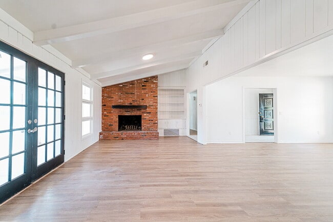 Building Photo - Spacious 3/2 with 2 Living Areas!