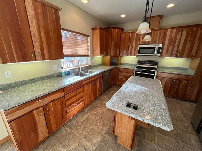 Building Photo - Spacious 3 Bed/3.5 Bath Home with Two Prim...