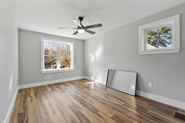 Building Photo - 18 Buttonwood Pl