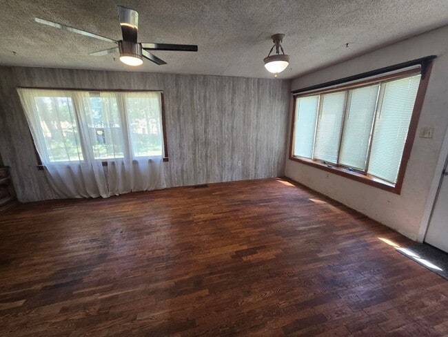 Building Photo - Country Farmhouse 6 miles from town, chicken coop, storage shed and run-in shed
