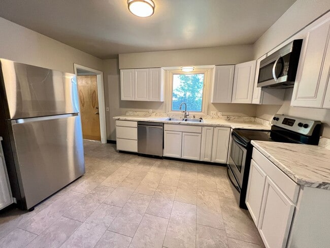 Building Photo - Updated 4 bed 2 bath house!